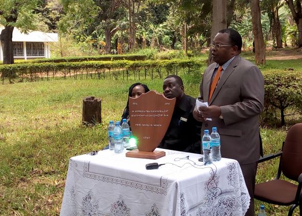 Prof. Ngaga akiwashukuru wafanyakazi wote wa Ndaki ya Misitu Wanyamapori na utalii kwa ukarimu wao